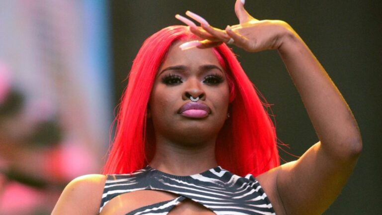 JT des City Girls répond aux blagues sur ses performances dans les bars et clubs lors d'une tournée solo