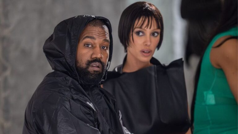 Kanye West critiqué par le père de Bianca Censori pour l'avoir traitée comme un « Poney Trophée Nu »