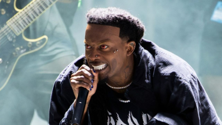 Les fans de Playboi Carti réagissent alors qu'il montre son nouveau look : « MF ressemble à Wednesday Addams »