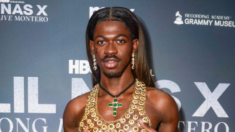 Lil Nas X choque les fans en détaillant les exploits sexuels des adolescentes : « [Dad] M'aurait crucifié'