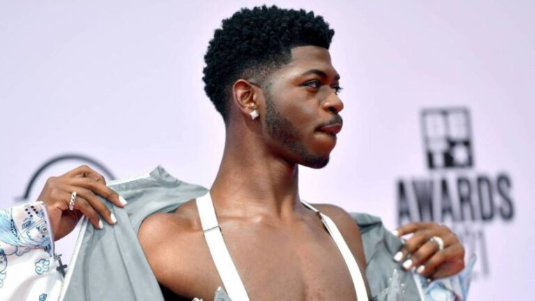 Lil Nas X demande aux fans leurs commentaires sur les nouveaux morceaux : « Qu'est-ce que vous, les gars, Top 2 ? »