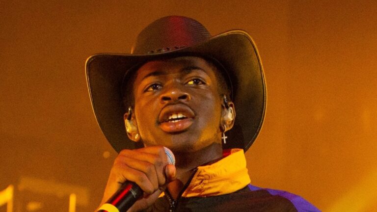 Lil Nas X partage une mise à jour en fauteuil roulant après avoir couru un semi-marathon dans des baskets Coach