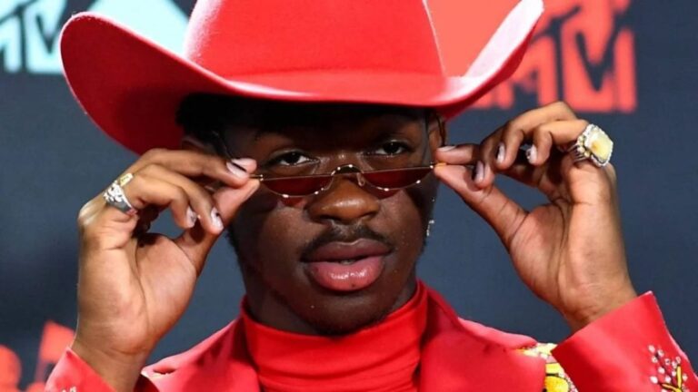 Lil Nas X présente un nouveau look impeccable avant l'album « Nasarati 2 »
