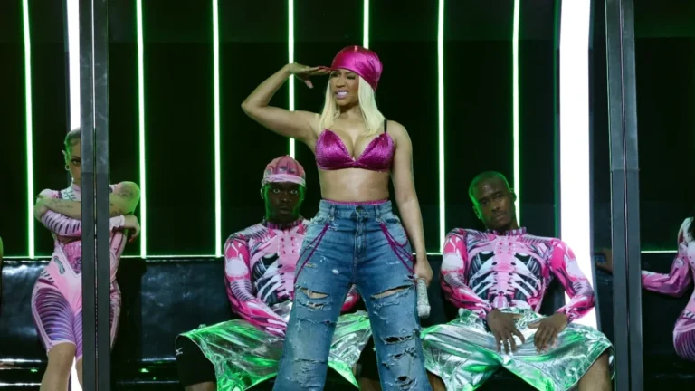 Nicki Minaj fait ressortir l'un de ses rappeurs « préférés » de tous les temps à l'étape de la tournée Pink Friday 2