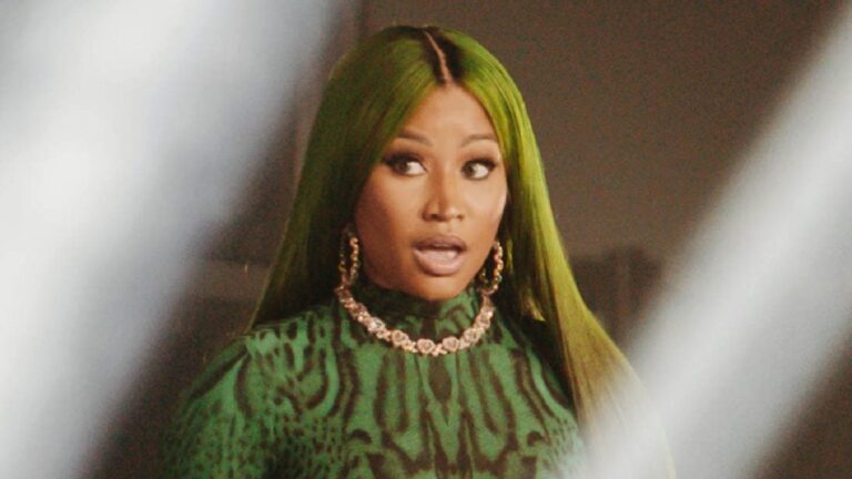 Nicki Minaj souffre d'un pincement pendant le spectacle : « Mon sein était sorti et personne ne me l'a dit ! »