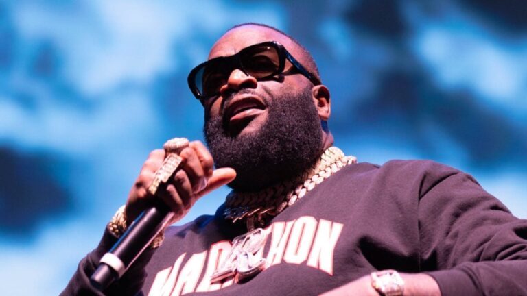 Rick Ross riposte à l'expert en montres « Fat » qui prétend que sa montre Audemars Piguet à 3 millions de dollars est fausse