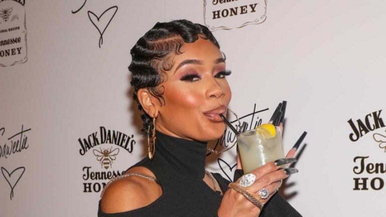 Saweetie répond aux « fausses nouvelles » concernant les retards du premier album : « Qui vous paie ? »