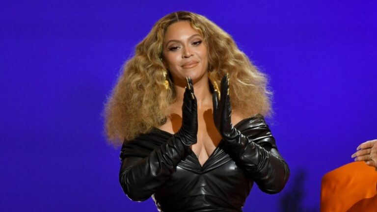 Beyoncé parle d'être « perturbatrice et de tout remettre en question » à travers sa musique et ses cheveux