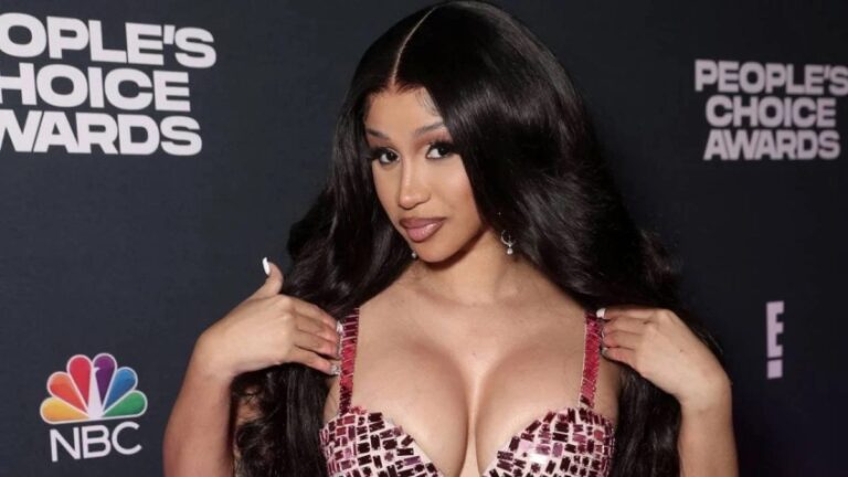 Cardi B emmène ses fans dans une leçon de conduite sous la pluie dans sa Rolls-Royce