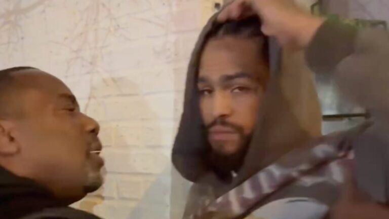 Dave East joue dans le sketch « New York Undercover » alors que le spectacle célèbre son 30e anniversaire