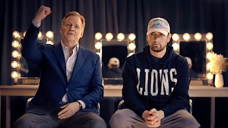 Eminem fait la promotion du repêchage de la NFL en direct du point D avec le commissaire Roger Goodell