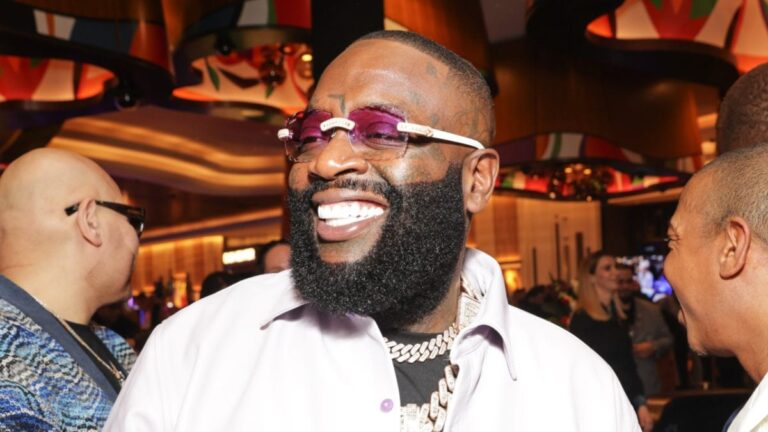La nouvelle petite amie de Rick Ross se fait tatouer son nom pour qu'il sache que c'est réel