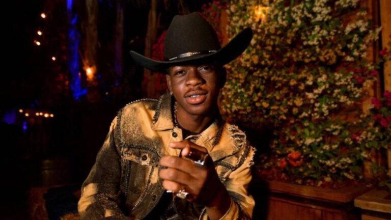 Lil Nas X dynamise le déploiement de « NASARATI 2 » avec le nouveau single SoundCloud « RIGHT THERE »
