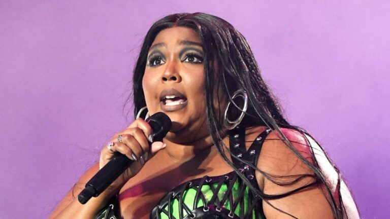 Lizzo explique son message « J'arrête » : « Ce que je ne vais pas arrêter, c'est faire de la musique »