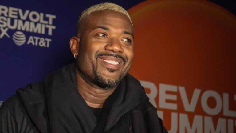 Ray J suscite l'inquiétude des fans avec des tatouages ​​​​bizarres sur le visage qui, selon lui, mettront fin à sa carrière à la télévision