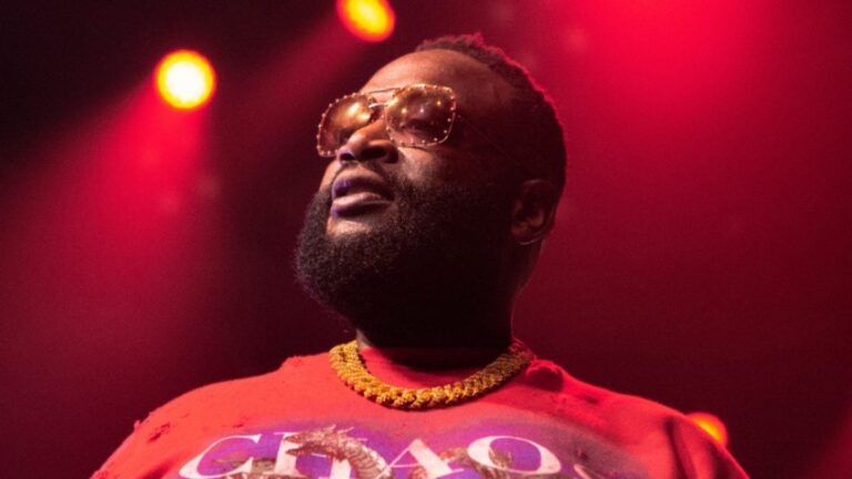Rick Ross défend de fumer de l'herbe pendant qu'il s'entraîne : « Quel est le problème ? »