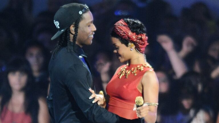 Rihanna réfléchit à A$AP Rocky qui lui a attrapé les fesses aux VMA 2012 : « Mon équipe était inquiète »