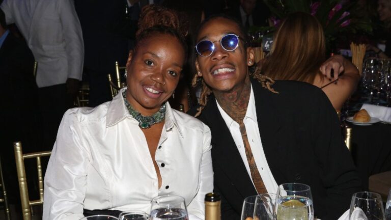 Wiz Khalifa révèle qu'il va dans des clubs de strip-tease avec sa mère : « Nous faisons tout ensemble »
