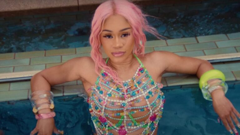 Saweetie sert la bande originale de l'été dans la vidéo sexy « NANi »: regardez