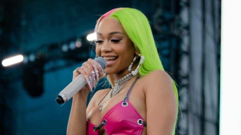 Saweetie réfléchit en larmes aux luttes d'avant la célébrité : « Je faisais littéralement du Couch Surfing »
