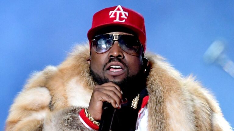 Big Boi cite les paroles classiques d'OutKast alors qu'il célèbre l'obtention du diplôme universitaire de son fils