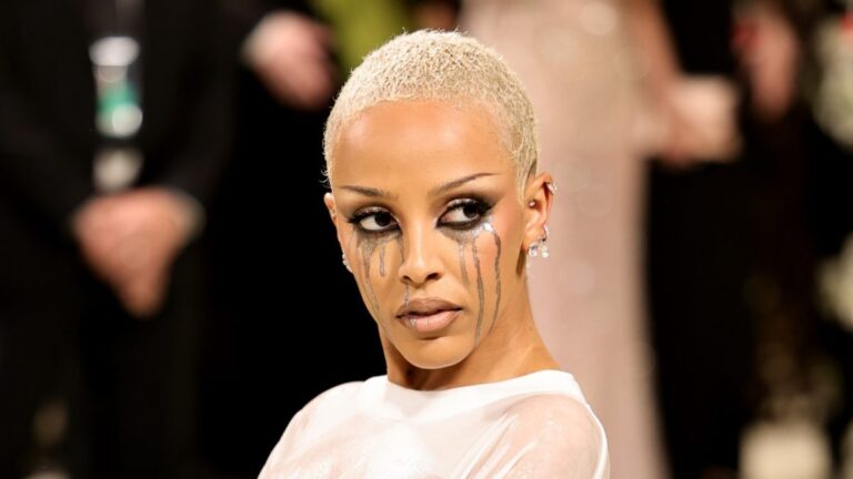 Doja Cat fait tourner les têtes avec une tenue mouillée NSFW au Met Gala