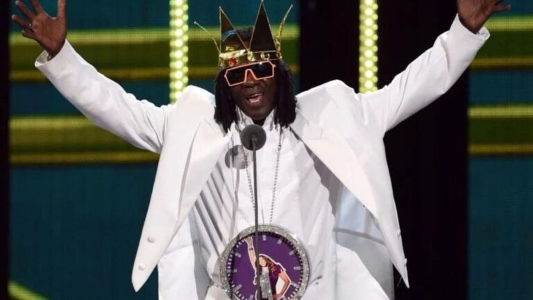 Flavour Flav s'engage à soutenir l'équipe féminine américaine de water-polo après avoir appris un fait surprenant