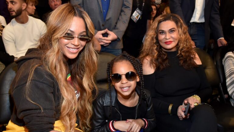 La mère de Beyoncé, Tina Knowles, dit que Blue Ivy Carter l'aide à naviguer sur les réseaux sociaux