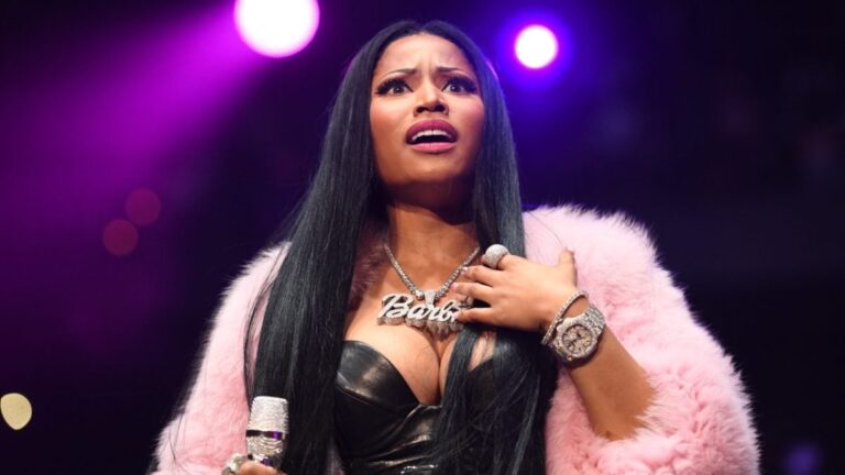 Nicki Minaj menace de licencier le DJ de sa tournée pour avoir signé les seins d'un fan
