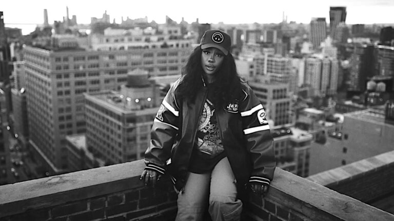 SZA dit qu'elle est considérée comme une artiste R&B uniquement parce qu'elle est noire : « C'est un peu réducteur »