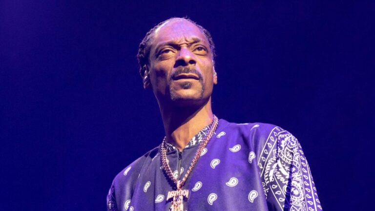 Snoop Dogg tombe de manière hilarante sur le film Tubi qu'il pensait être le nouveau film « La Planète des singes »