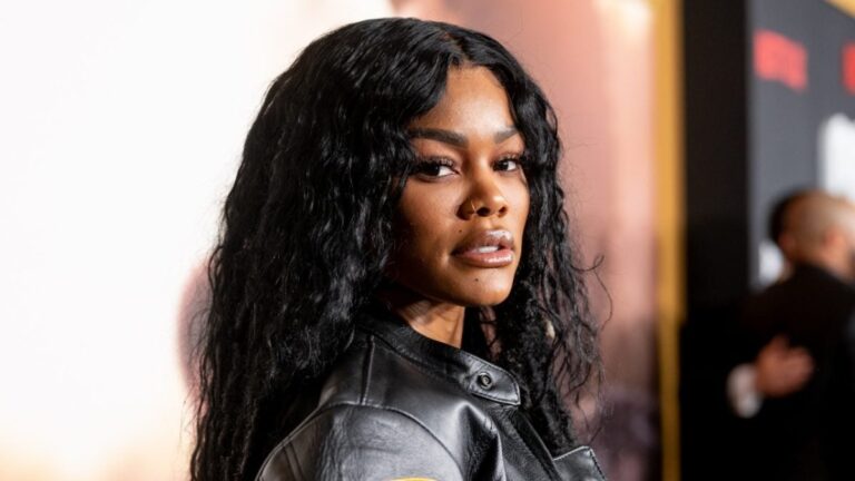 Teyana Taylor réagit à la soif incontrôlable des fans à son égard en uniforme de flic