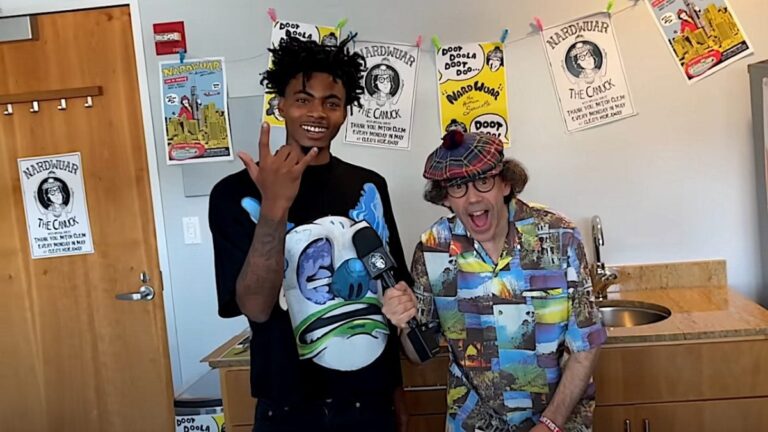 Lazer Dim 700 renverse le script et prend Nardwuar au dépourvu avec un cadeau surprise