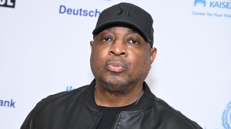 Chuck D critique les rappeurs plus âgés qui rappent encore sur « The Same Street Tale »