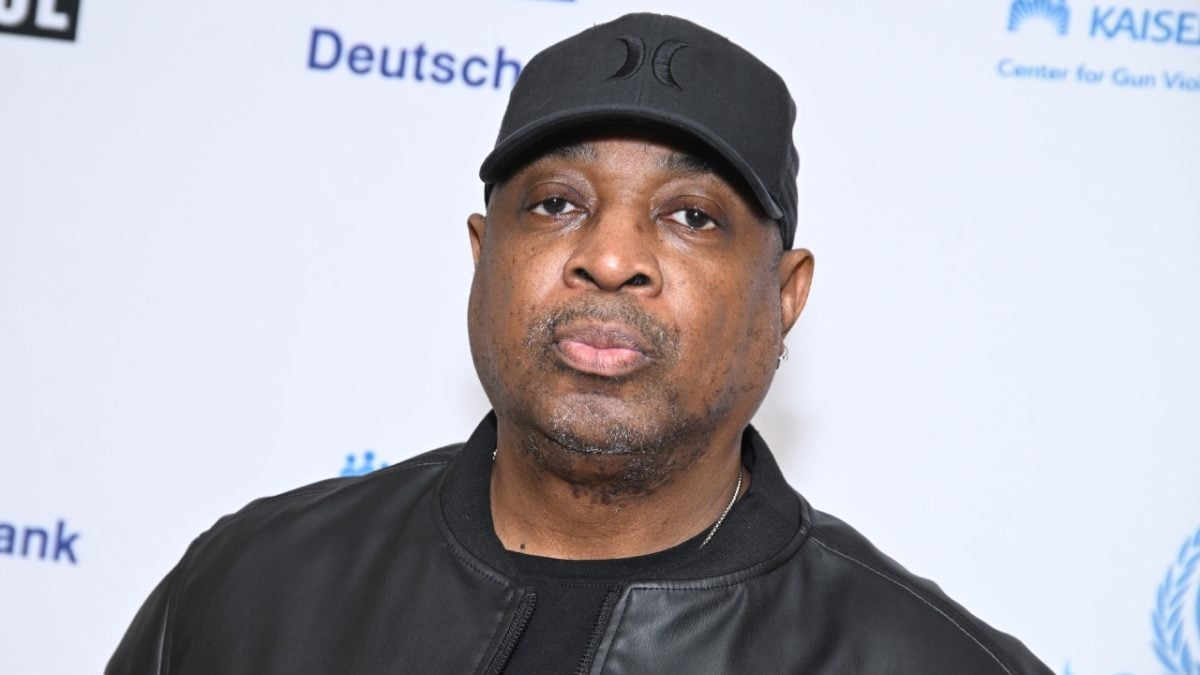Chuck D critique les rappeurs plus âgés qui rappent encore sur 