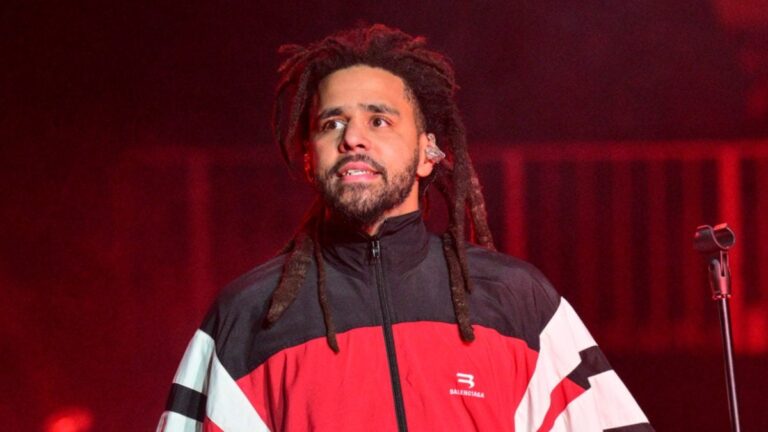 J. Cole a été repéré en train d'écrire du rap en public après avoir été assailli par des fans lors d'une balade à vélo à New York