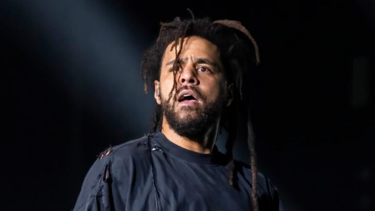 J. Cole « ignoré » par le concessionnaire alors qu'il achetait un Tesla Cybertruck