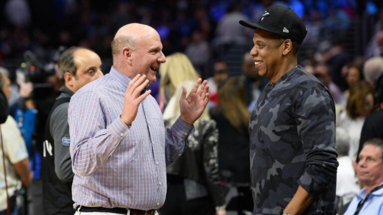 JAY-Z fait visiter la nouvelle arène des LA Clippers par le propriétaire de l'équipe, Steve Ballmer