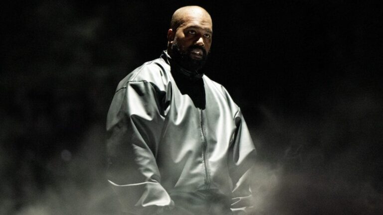 Kanye West surpris en train de somnoler sur un vol économique dans une tenue bizarre