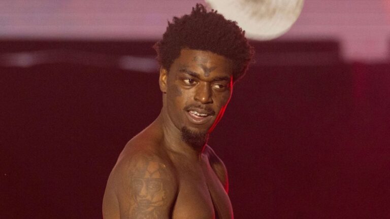 Kodak Black exhorte la foule à chatouiller et à agresser un participant au concert pour lui avoir lancé une bouteille