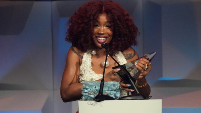 L'impact de SZA sur l'industrie musicale honoré lors de la cérémonie du Temple de la renommée des auteurs-compositeurs 2024