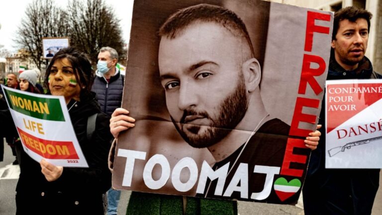 Le rappeur iranien Toomaj Salehi a obtenu un nouveau procès alors que la peine de mort est annulée