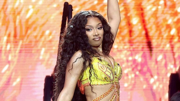 Megan Thee Stallion indique clairement qu'elle ne fume pas d'herbe lors du spectacle de sa ville natale