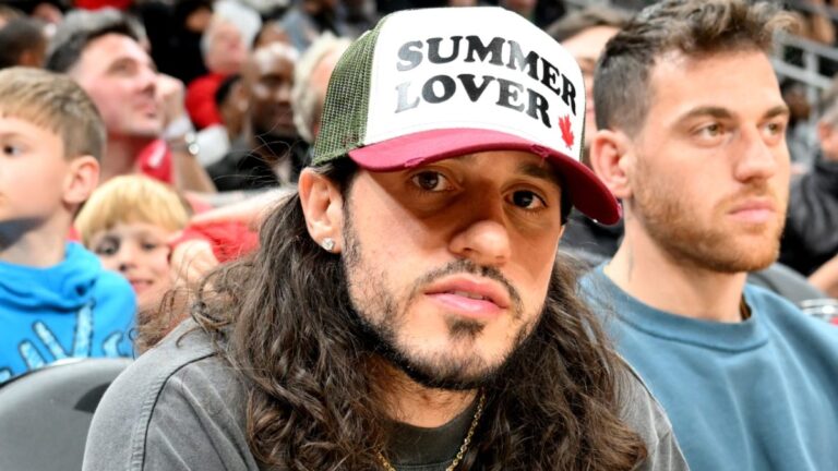 Russ explique pourquoi il est capable de vendre des arènes mais « votre favori ne le peut pas »