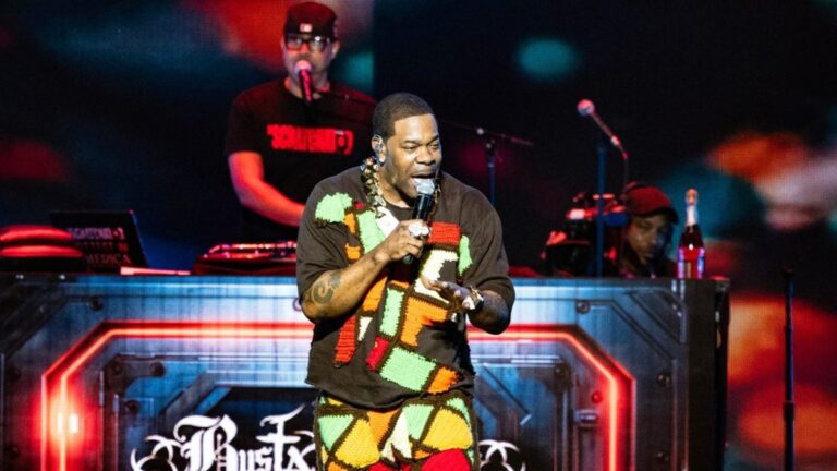 Busta Rhymes demande à la foule de « poser ces appareils » pendant le concert du festival Essence
