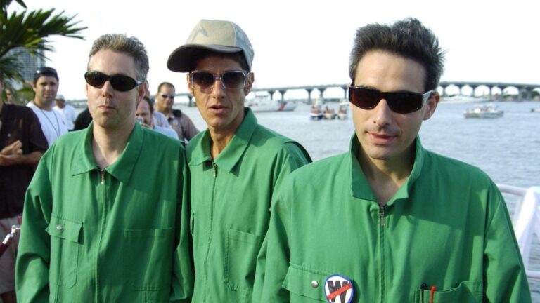 Les Beastie Boys poursuivent le propriétaire de Chili's pour avoir « saboté » une publicité en raison d'une disposition du testament de MCA