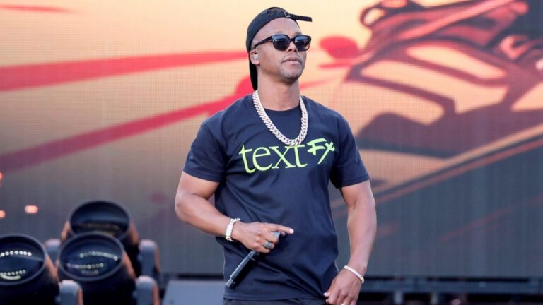 Lupe Fiasco partage les informations sur la tournée Samurai! d'une manière nouvelle et créative