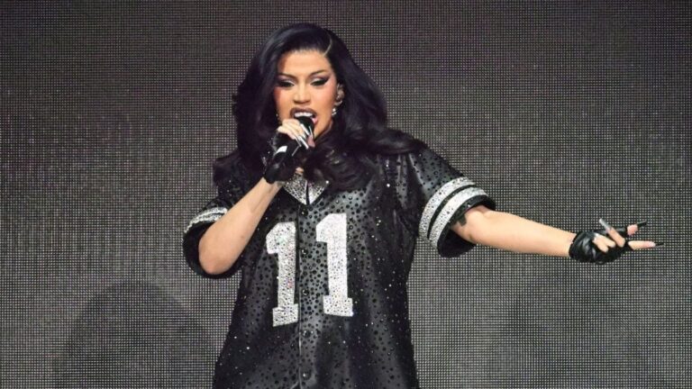Cardi B révèle des problèmes de production pendant le concert de BET : « J'ai dépensé 100 000 $ pour du Pyro que nous n'avons pas pu utiliser »