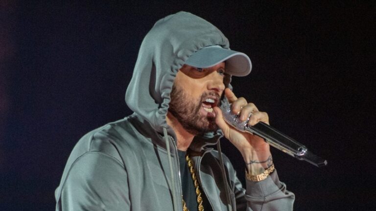 Eminem révèle la date de sortie de « The Death Of Slim Shady » avec un teaser démoniaque