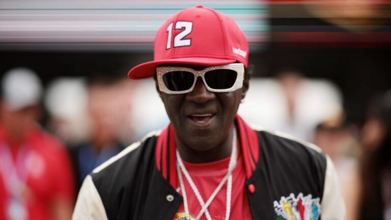 Flavor Flav décroche son propre repas de homard rouge après des efforts héroïques pour sauver le restaurant